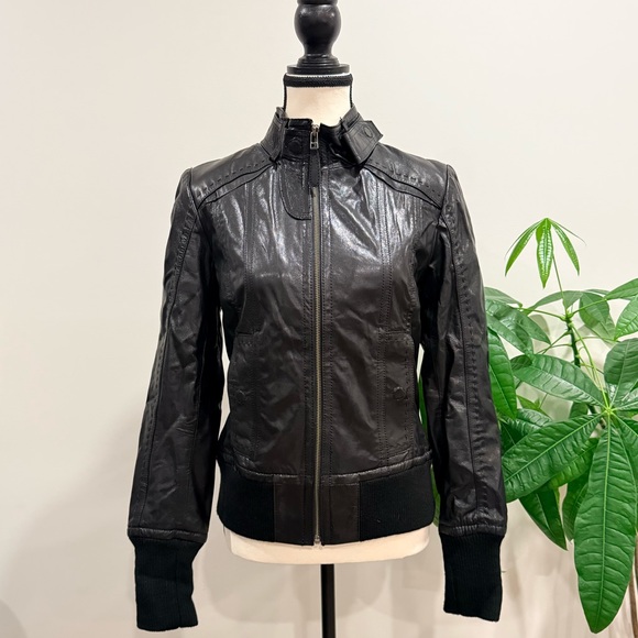 Black bomber leather jacket with t-shirt interior - Picture 16 of 16